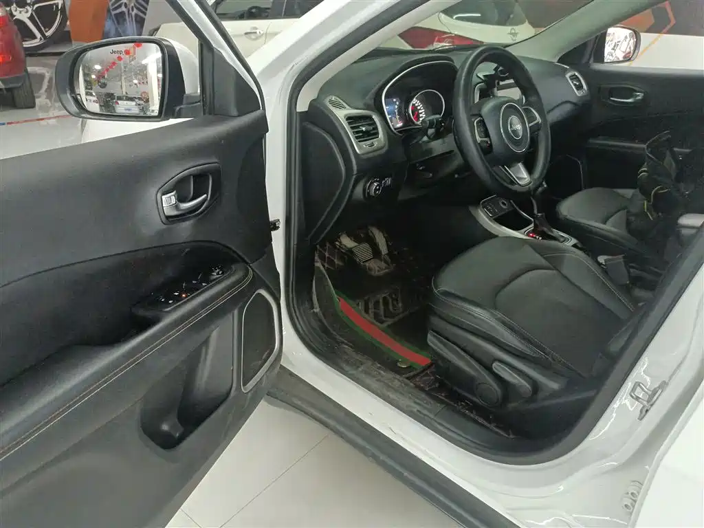 Jeep Compass 2018 — фото 16