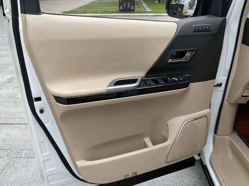 Toyota Alphard 2012 — фото 18