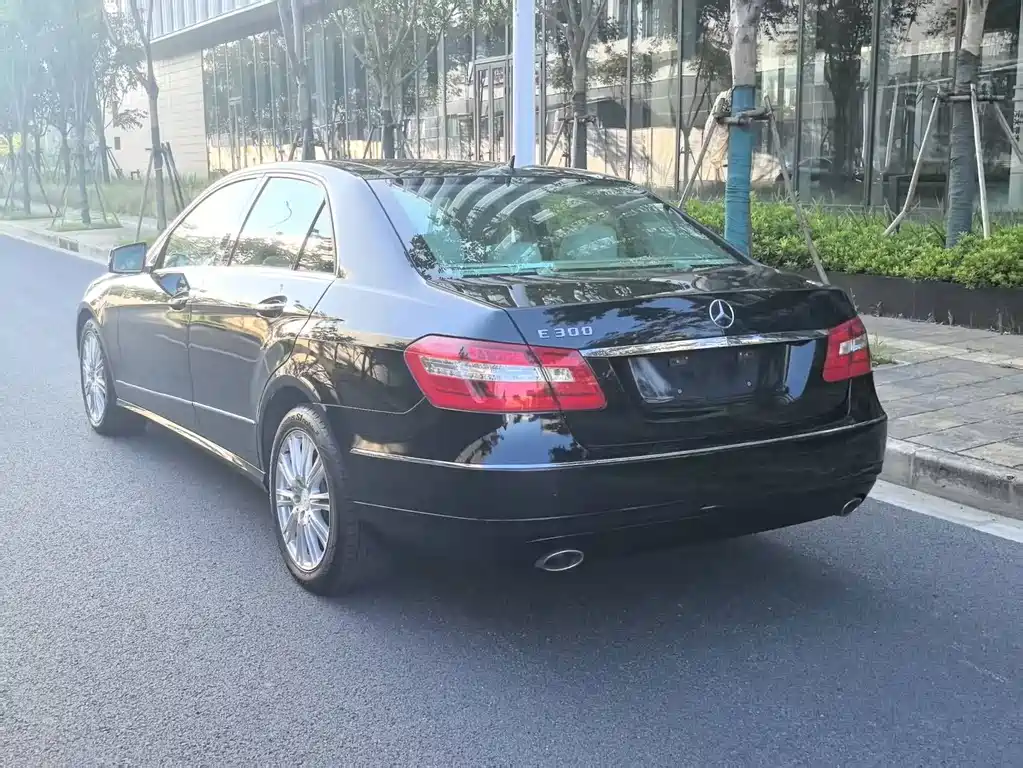 Mercedes-Benz E-Class 2010 — фото 13