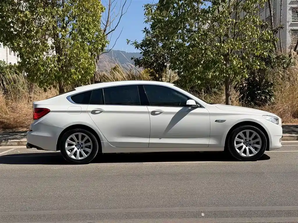 BMW 5 Series GT 2011 — фото 8