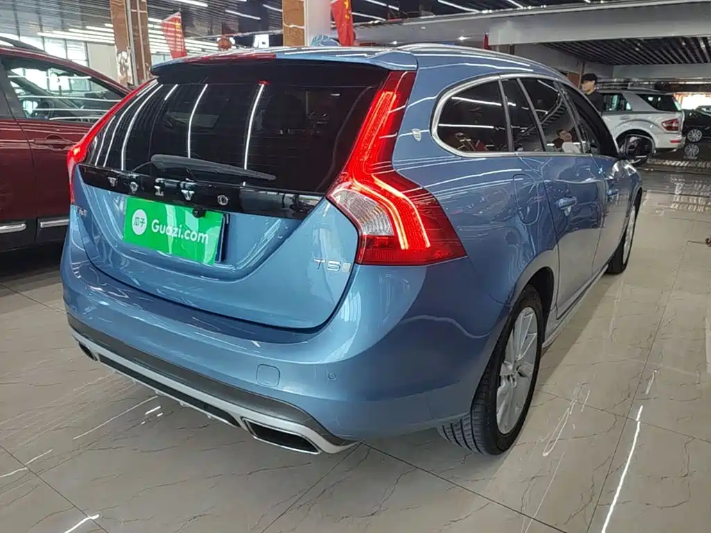 Volvo V60 2017 — фото 7