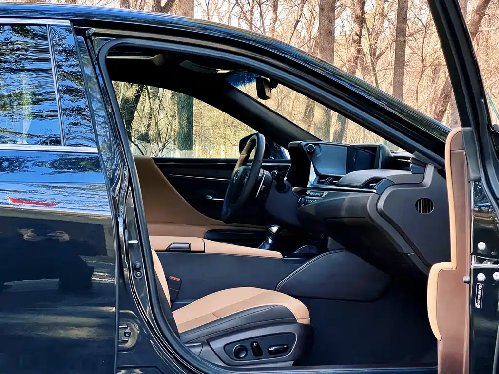 Lexus ES 2019 — фото 28