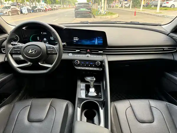 Hyundai Elantra 2023