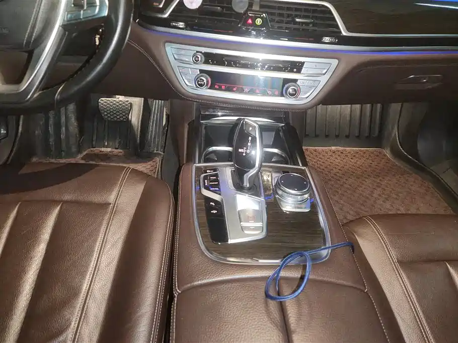 BMW 7 Series 2018 — фото 16