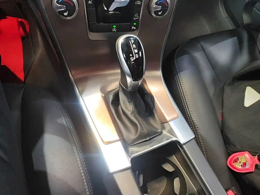 Volvo XC60 2017 — фото 14