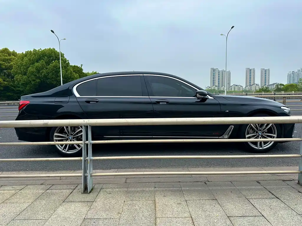 BMW 7 Series 2018 — фото 12