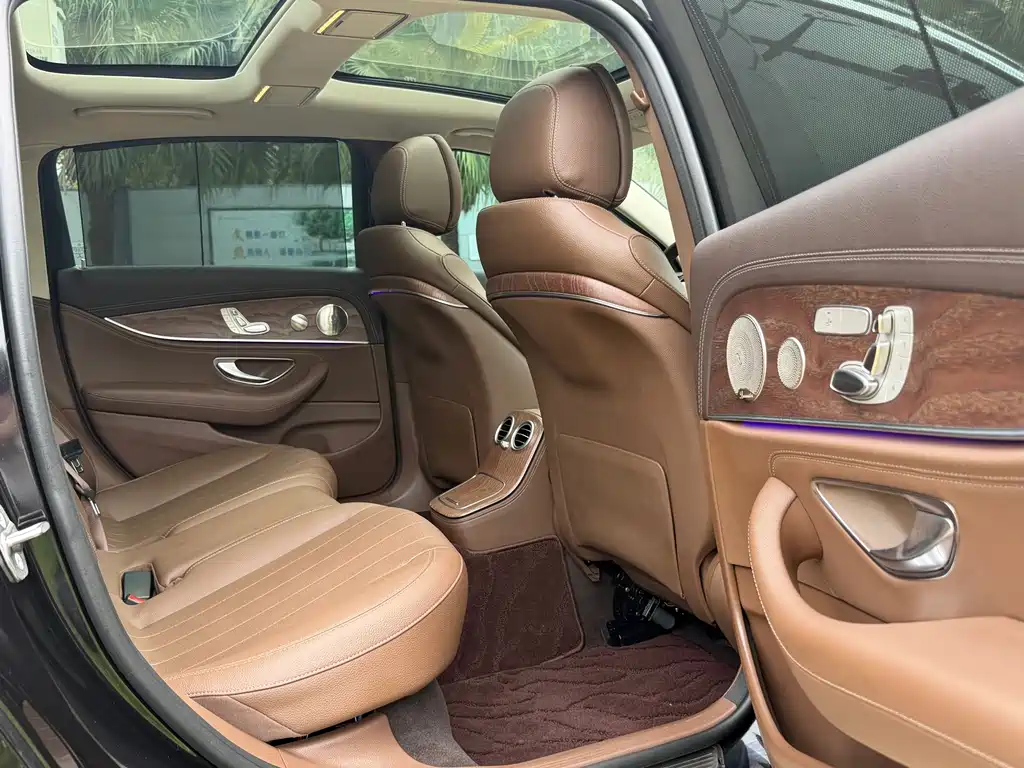 Mercedes-Benz E-Class 2023 — фото 11