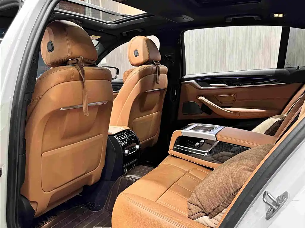 BMW 5 Series 2019 — фото 17