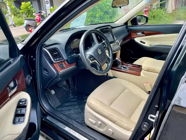 Toyota Crown 2015