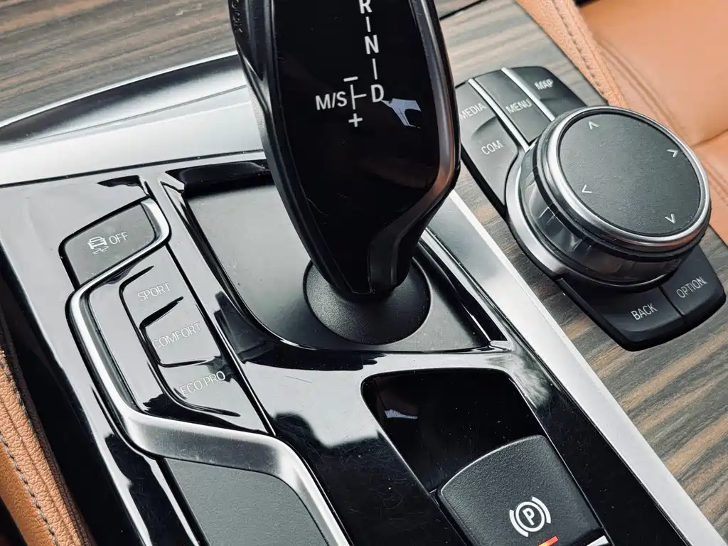 BMW 5 Series 2018 — фото 33