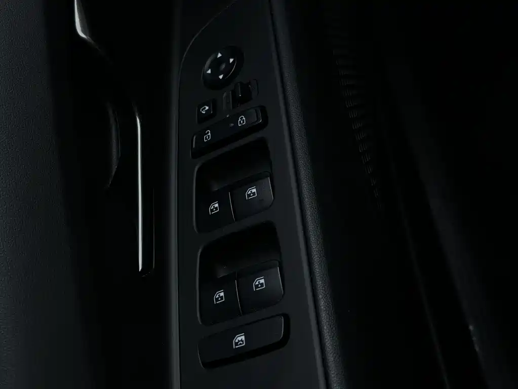 Hyundai Elantra 2023 — фото 18
