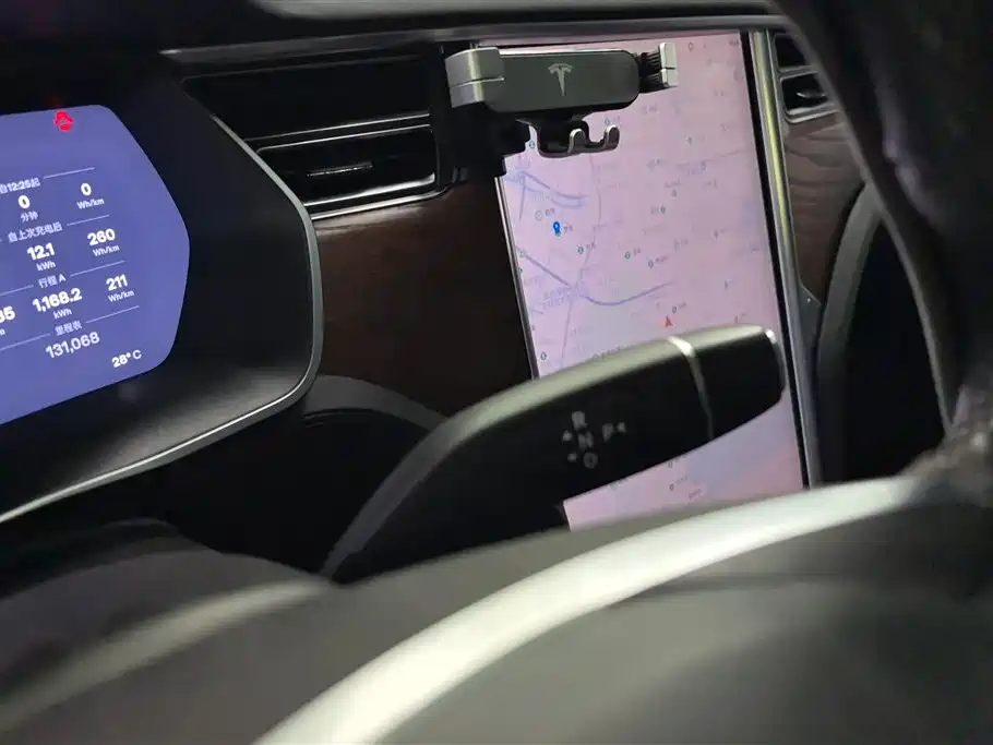 Tesla Model X 2017 — фото 16