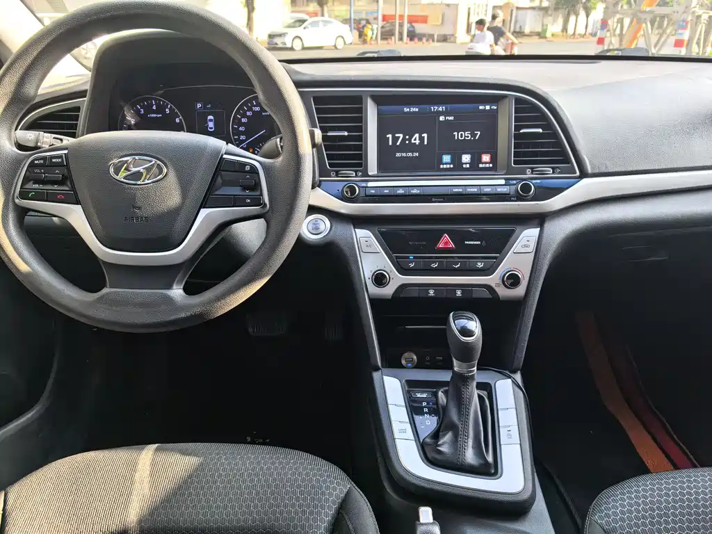 Hyundai Elantra 2019 — фото 8
