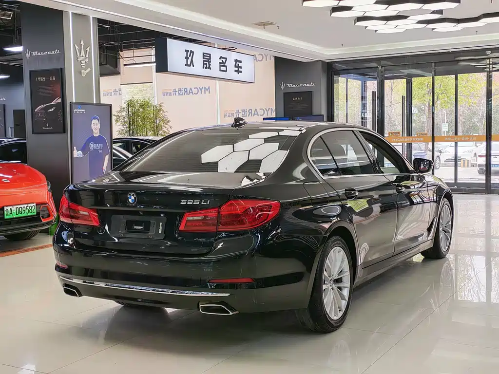BMW 5 Series 2019 — фото 6