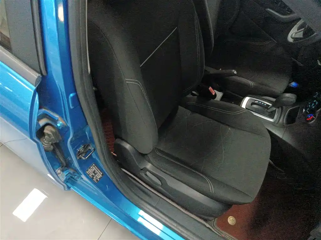 Ford Fiesta 2015 — фото 18