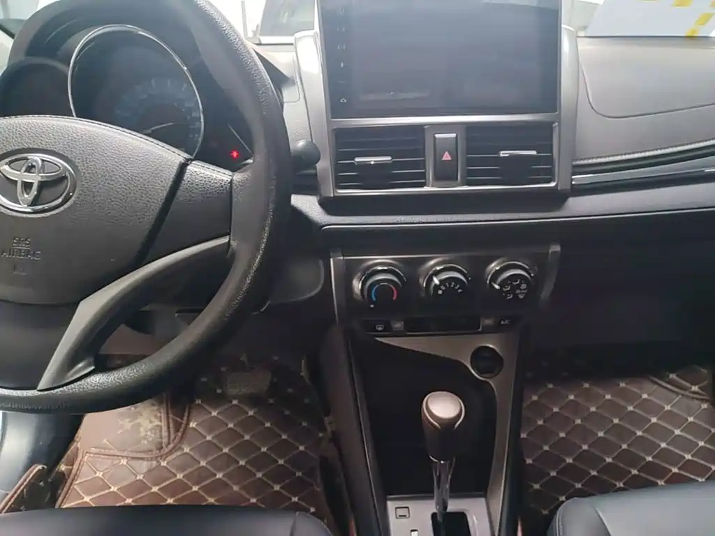 Toyota Yaris L 2015 — фото 10