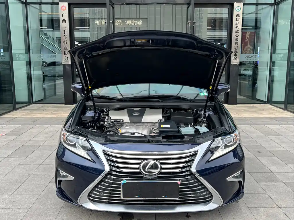 Lexus ES 2018 — фото 16
