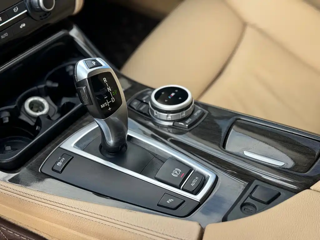 BMW 5 Series 2011 — фото 12