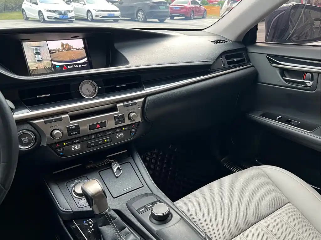 Lexus ES 2018 — фото 13