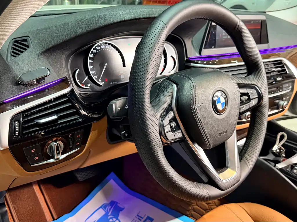BMW 5 Series 2018 — фото 11