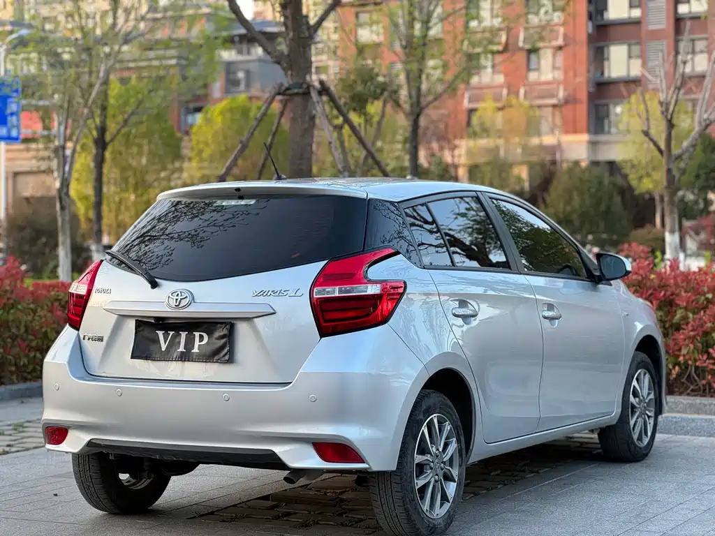 Toyota Yaris L 2022 — фото 10