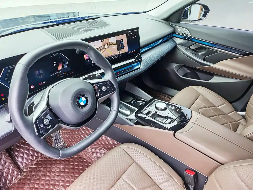 BMW 5 Series 2025 — фото 13