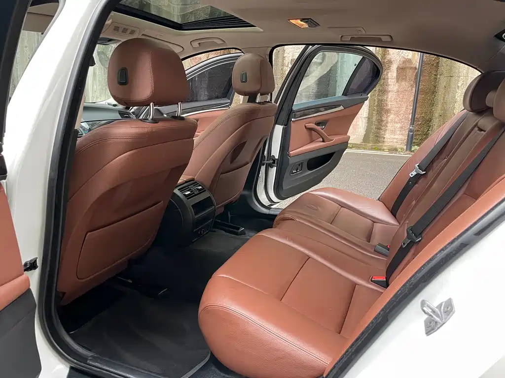 BMW 5 Series 2015 — фото 12