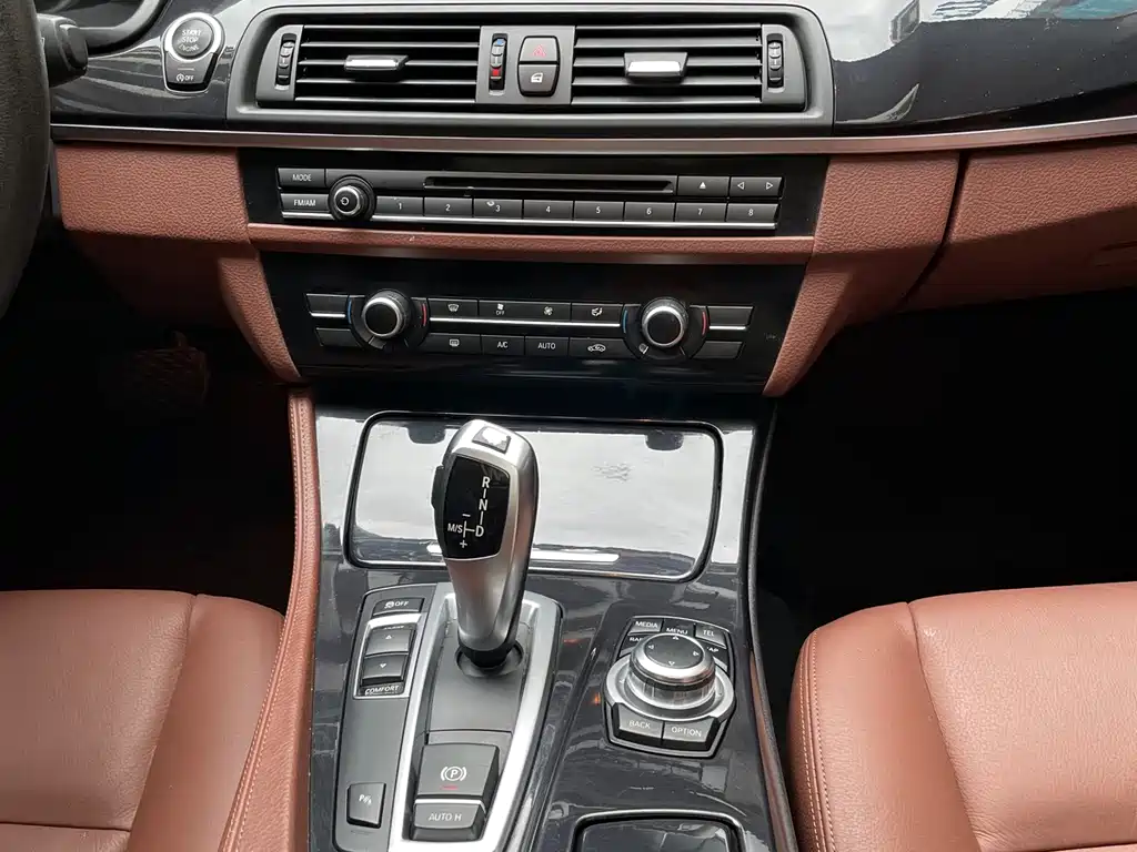 BMW 5 Series 2015 — фото 18