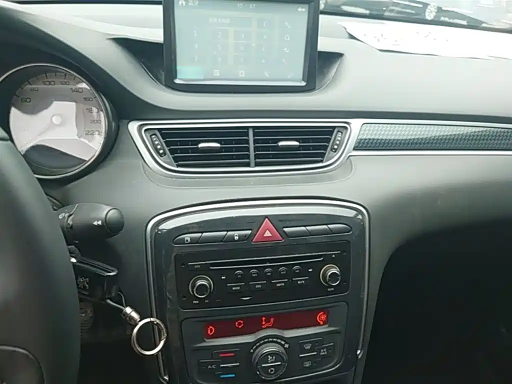 Peugeot 308 2015 — фото 13