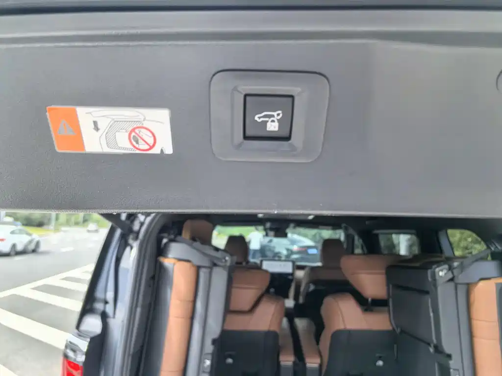 Toyota Alphard 2024 — фото 19