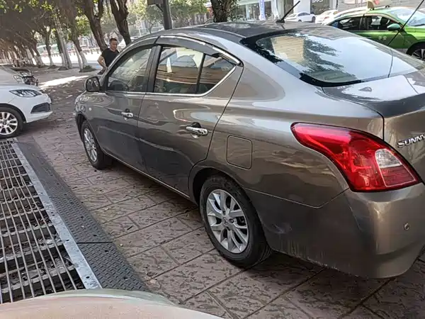 Nissan Sunny 2015