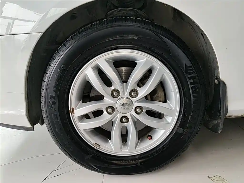 Hyundai Elantra 2015 — фото 23