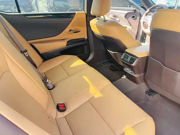 Lexus ES 2021