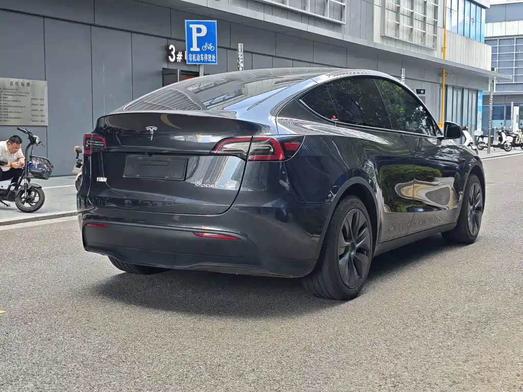 Tesla Model Y 2025 — фото 18