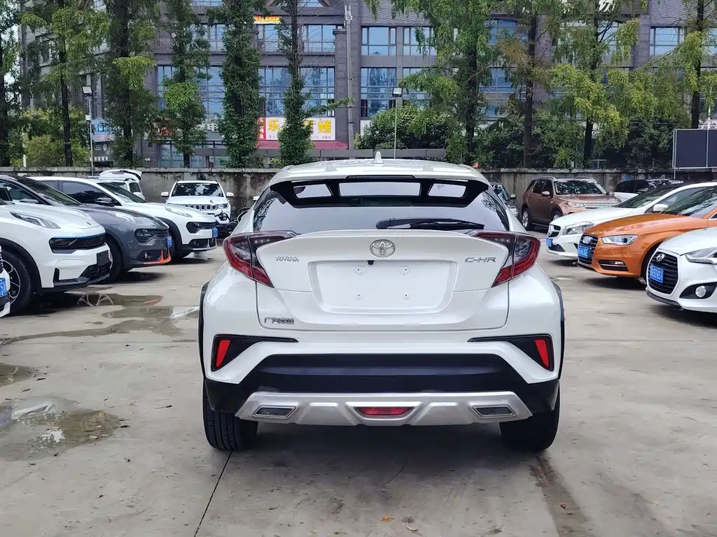 Toyota C-HR 2018 — фото 12