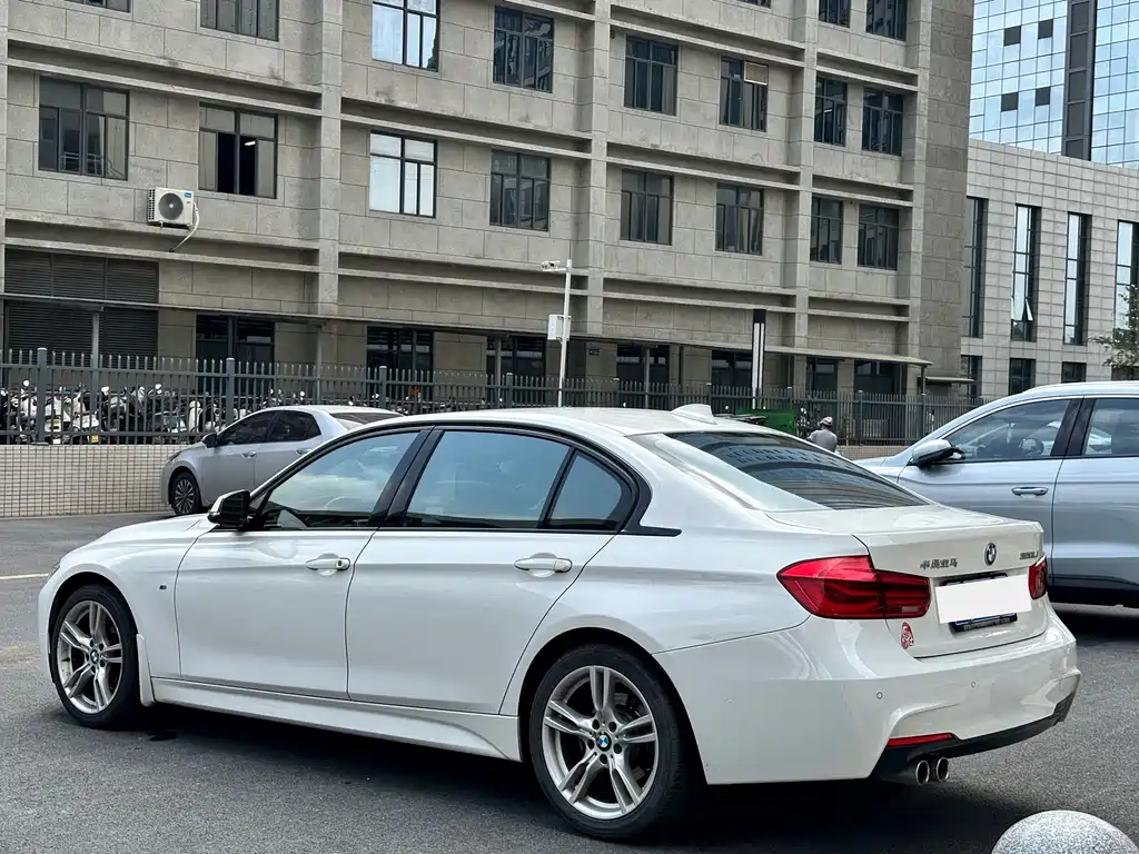 BMW 3 Series 2019 — фото 13