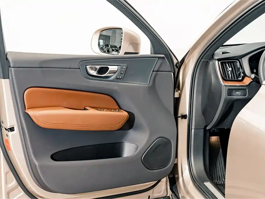 Volvo XC60 2025 — фото 16