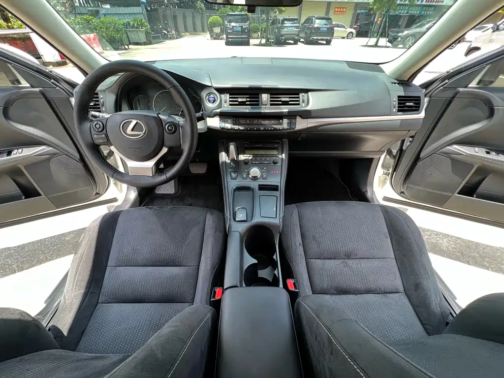 Lexus CT 2018 — фото 14