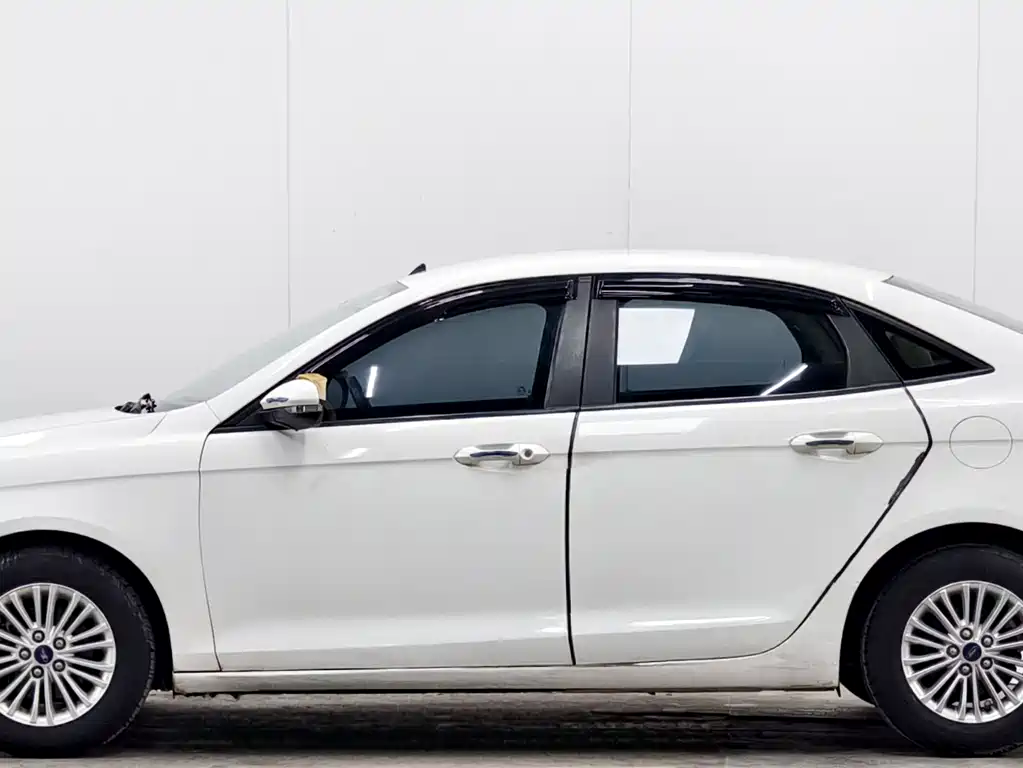 Ford Escort 2015 — фото 7