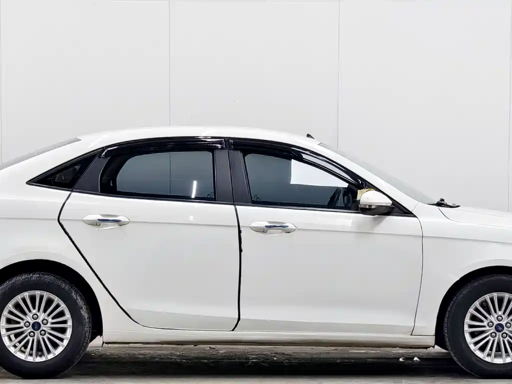 Ford Escort 2015 — фото 8
