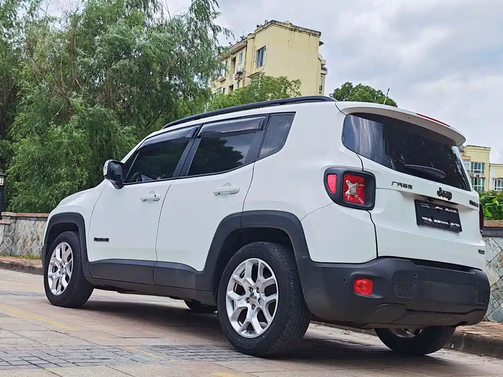 Jeep Renegade 2017 — фото 11