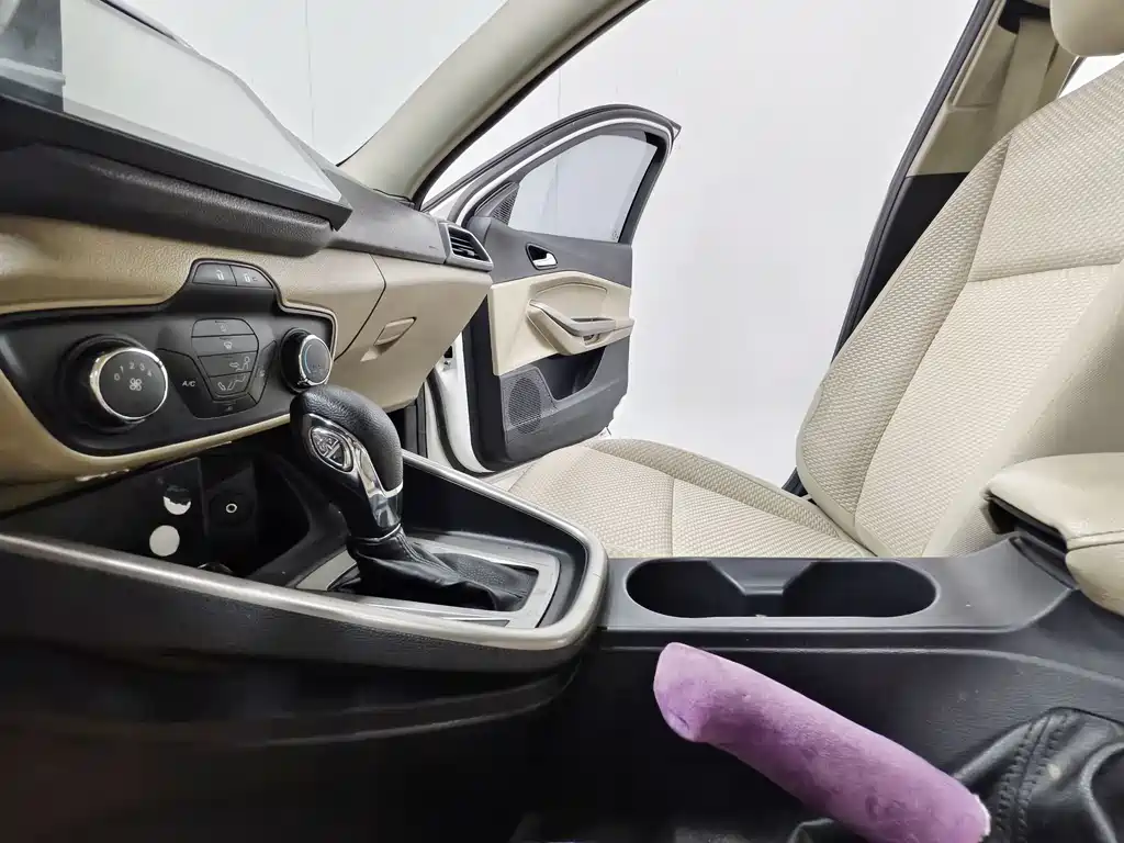 Ford Escort 2015 — фото 11