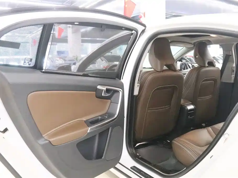 Volvo S60 PHEV 2018 — фото 13