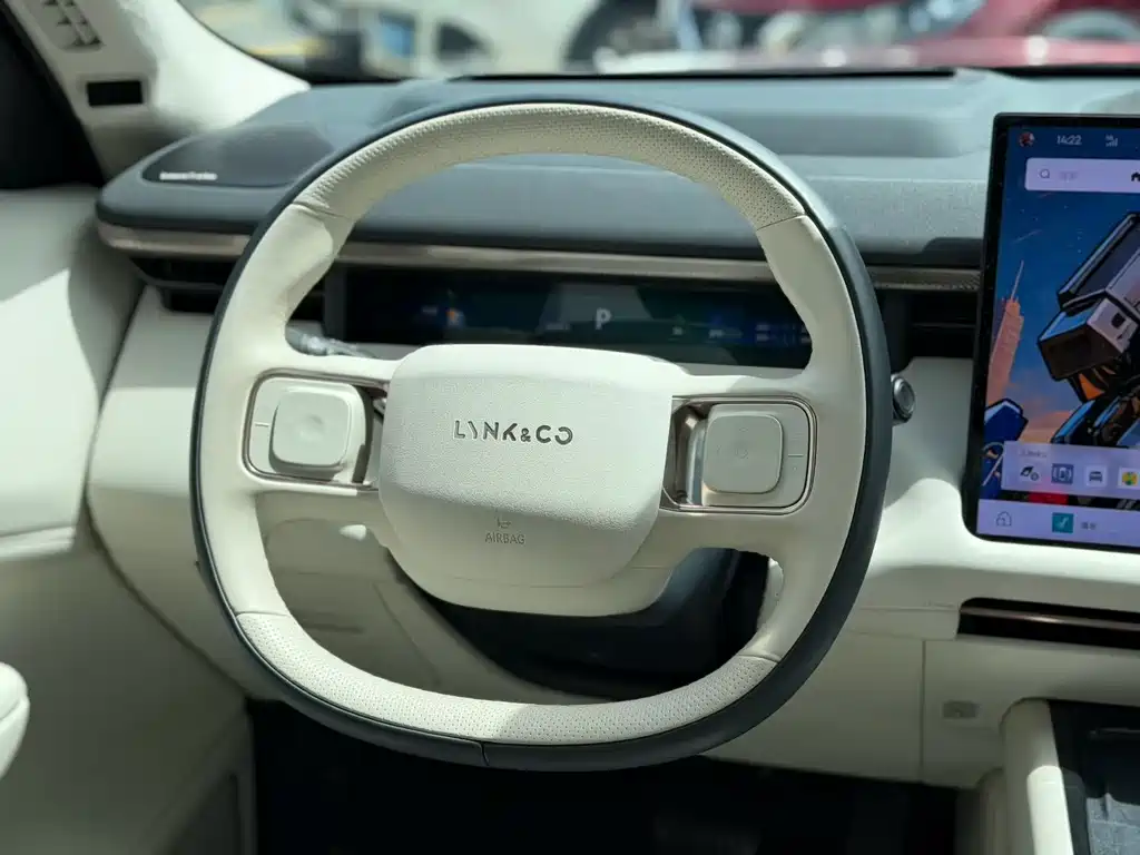 Lynk & Co 900 2025