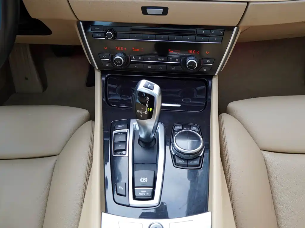 BMW 5 Series GT 2013 — фото 9