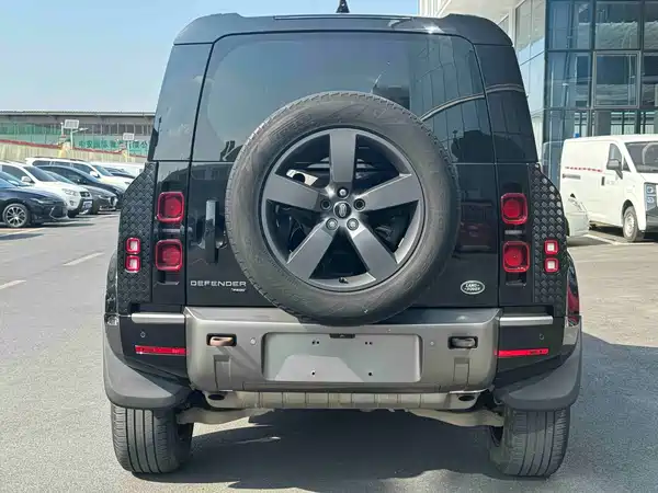Land Rover Defender 2023