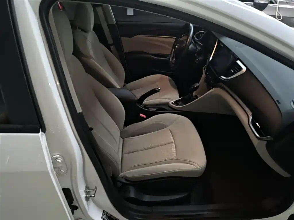 Buick Excelle 2015 — фото 25