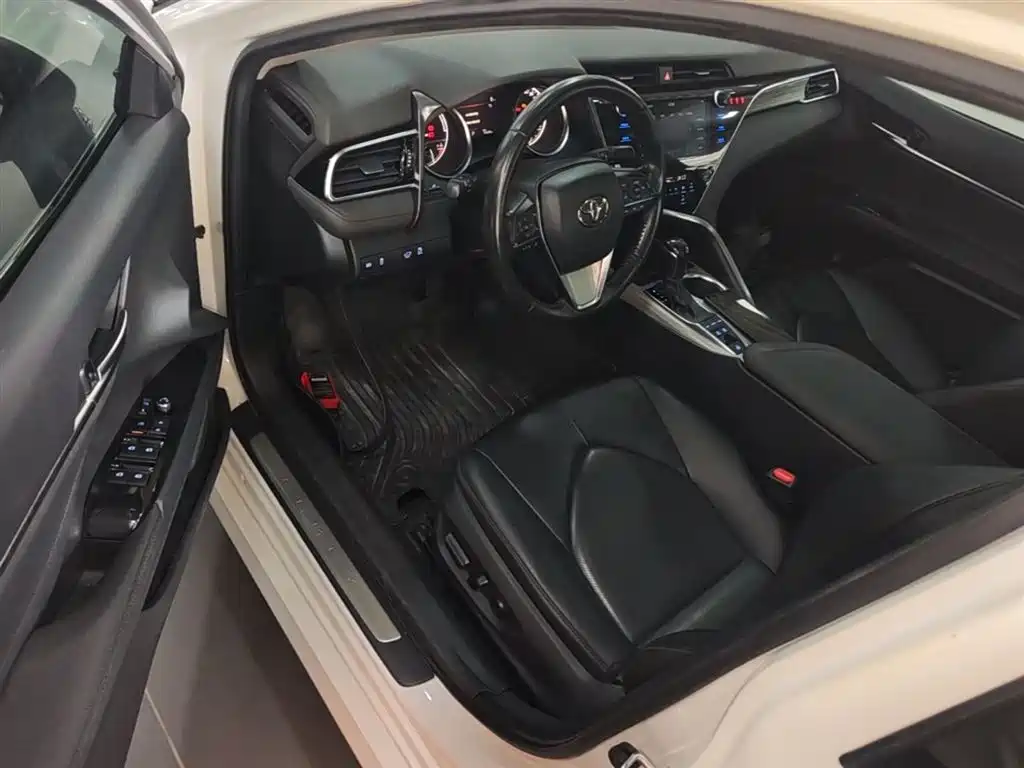 Toyota Camry 2020 — фото 16