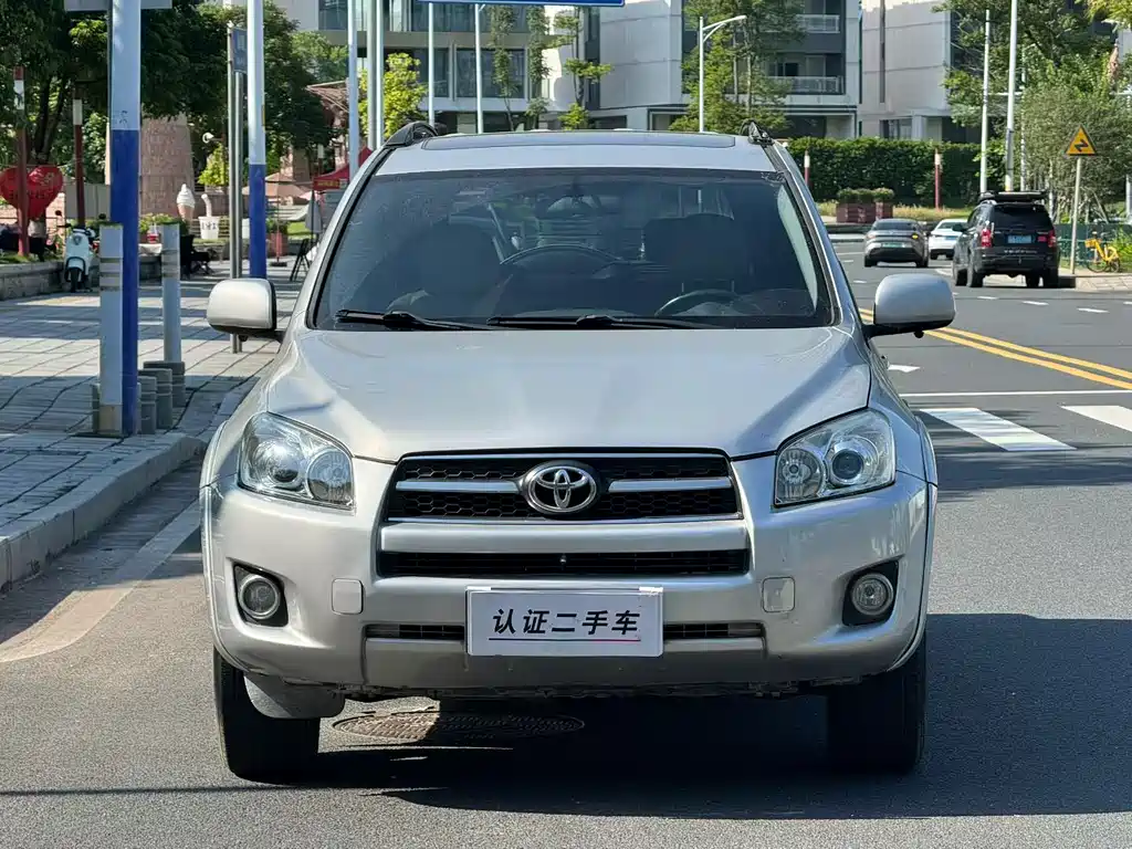 Toyota RAV4 2010 — фото 2
