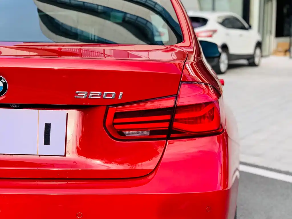 BMW 3 Series 2018 — фото 9